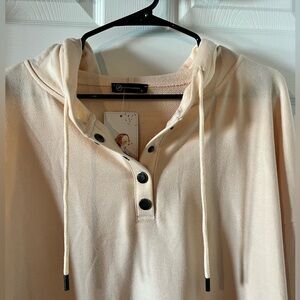 Women’s hoodie w/buttons